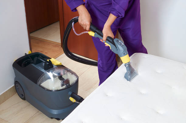 Nettoyage d’un matelas avec un appareil et une buse d’aspiration