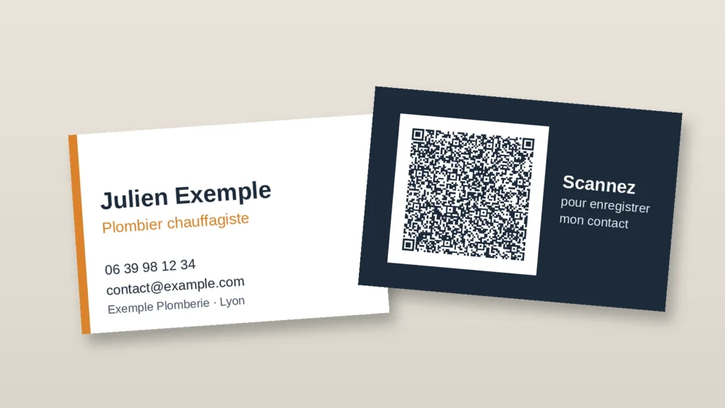 Maquette de carte de visite recto verso : au recto Julien Exemple, plombier chauffagiste, au verso un QR code avec la mention « Scannez pour enregistrer mon contact »